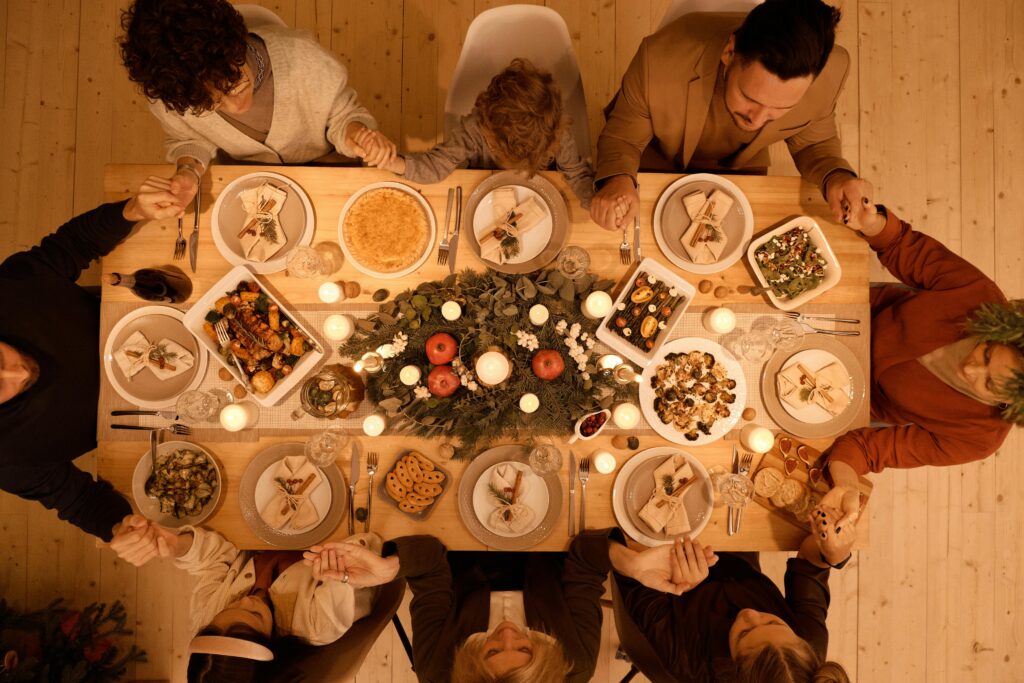 Familia reunida en Navidad, simbolizando recuerdos y ausencia durante el duelo.