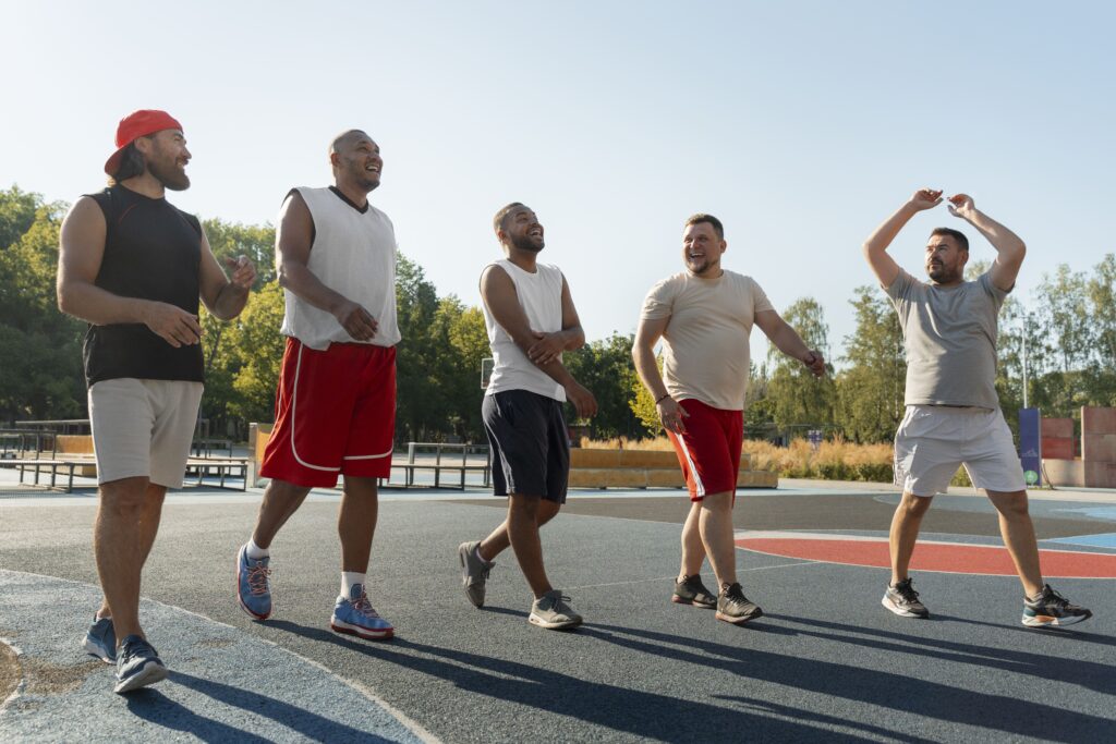 Grupo practicando deporte al aire libre, imagen sobre fitness en redes sociales, motivación, comparación y presión por el cuerpo.